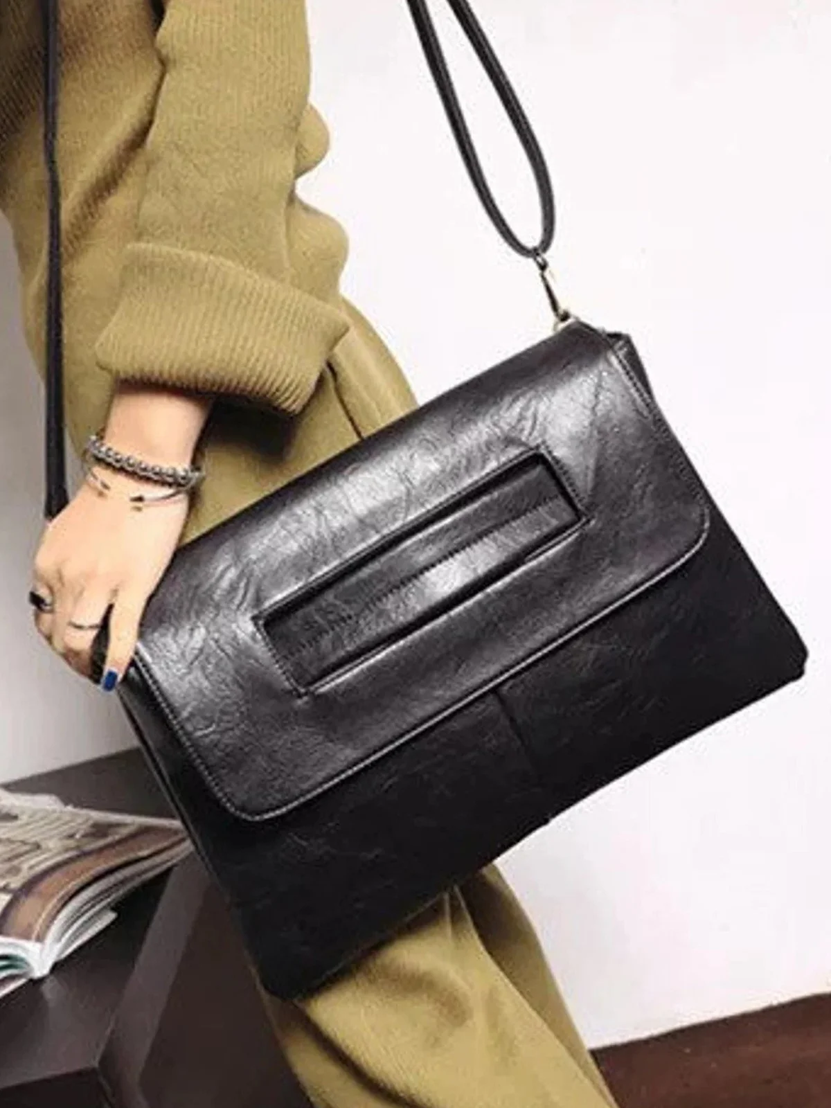 Black StyleWe crossbody bag with adjustable strap